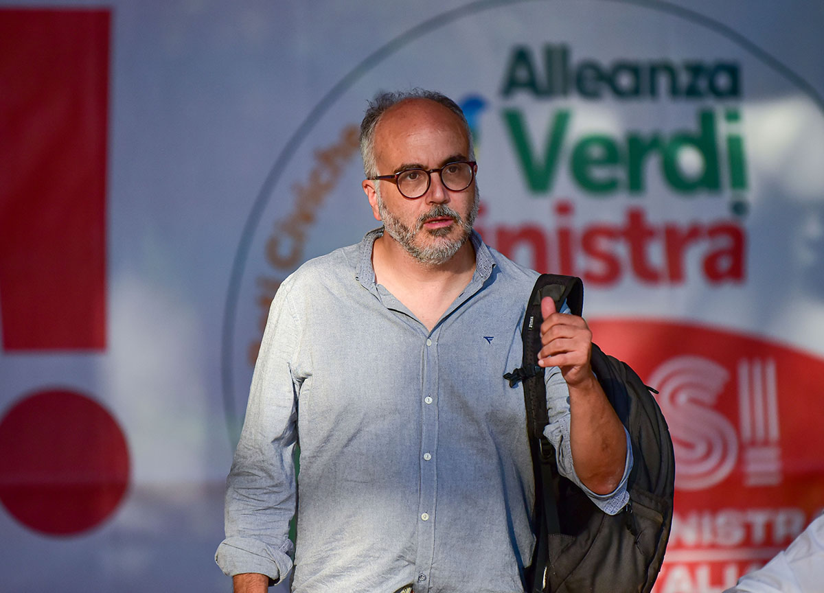 Valditara “cialtrone”, il prof e scrittore Christian Raimo sospeso per 3 mesi dall’insegnamento. E stipendio al 50% Valditara “cialtrone”, il prof e scrittore Christian Raimo sospeso per 3 mesi dall’insegnamento. E stipendio al 50%