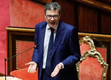 Giorgetti tira il freno a mano sui fondi per la difesa: “Ambizioso l’obiettivo Nato del 2%”. Ma rivede al rialzo le stime sul Pil 2024
