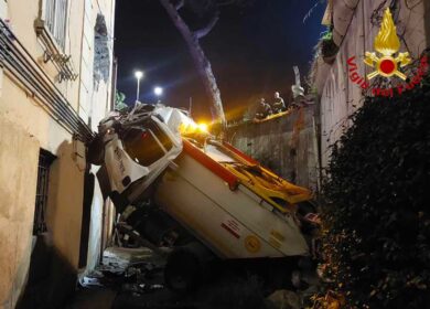 Camion dei rifiuti Ama si schianta incredibilmente contro un palazzo al Flaminio: grave l’autista e una residente