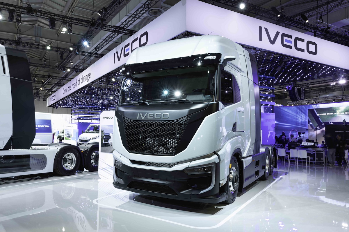 Iveco, calano i ricavi ma fa comunque meglio di Stellantis: confermati gli obiettivi finanziari per il 2024 Iveco, calano i ricavi ma fa comunque meglio di Stellantis: confermati gli obiettivi finanziari per il 2024