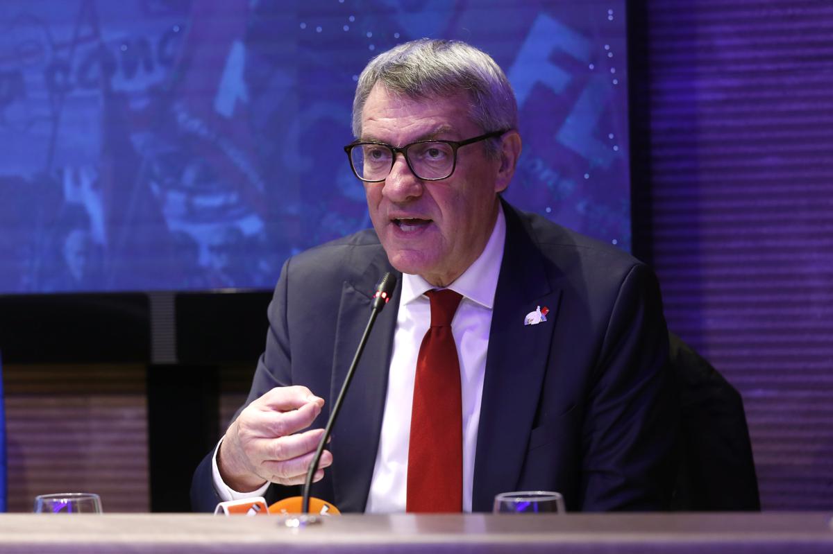 Landini, scontro totale sindacati-governo: “Serve la rivolta sociale”. FdI: “Frasi pericolose, estremi di reato”. VIDEO