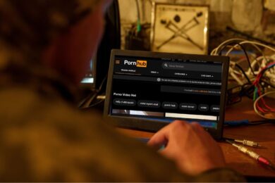 Cosa fanno i soldati nordcoreani in Russia? Si abbuffano di porno