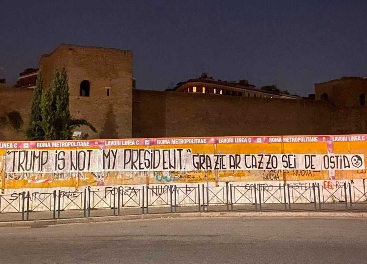 “Trump is not my president” e su un muro di San Giovanni si scatena la satira alla romana: “Grazie ar ca… sei di Ostia” “Trump is not my president” e su un muro di San Giovanni si scatena la satira alla romana: “Grazie ar ca… sei di Ostia”