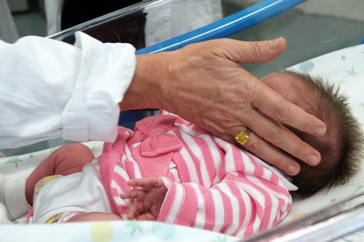 Salerno, 15enne corre in ospedale con la neonata morta in braccio: giallo sul parto segreto