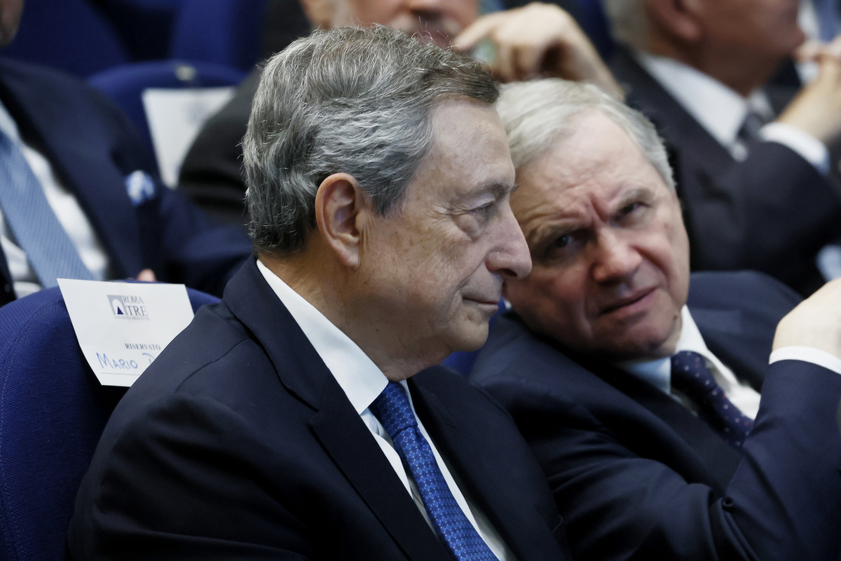 Draghi dà una sveglia all’Ue: “Bruxelles non rinvii le decisioni. Con Trump cambieranno le cose, dovremmo prenderne atto” Draghi dà una sveglia all’Ue: “Bruxelles non rinvii le decisioni. Con Trump cambieranno le cose, dovremmo prenderne atto”