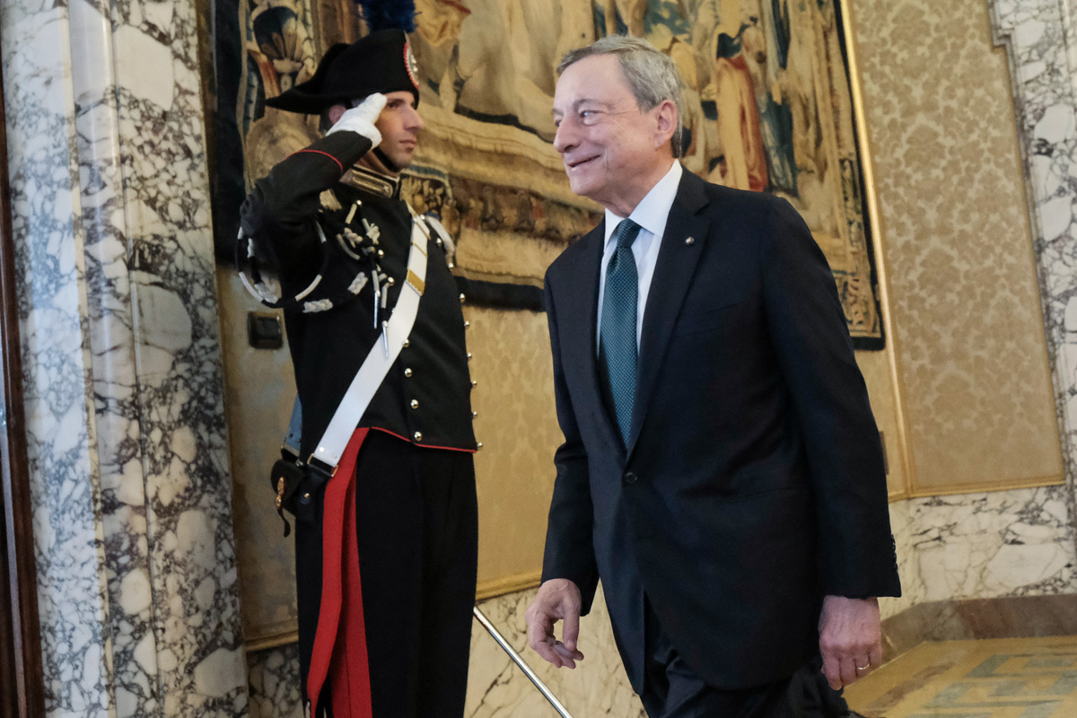 Draghi dà una sveglia all’Ue: “Bruxelles non rinvii le decisioni. Con Trump cambieranno le cose, dovremmo prenderne atto” Draghi dà una sveglia all’Ue: “Bruxelles non rinvii le decisioni. Con Trump cambieranno le cose, dovremmo prenderne atto”