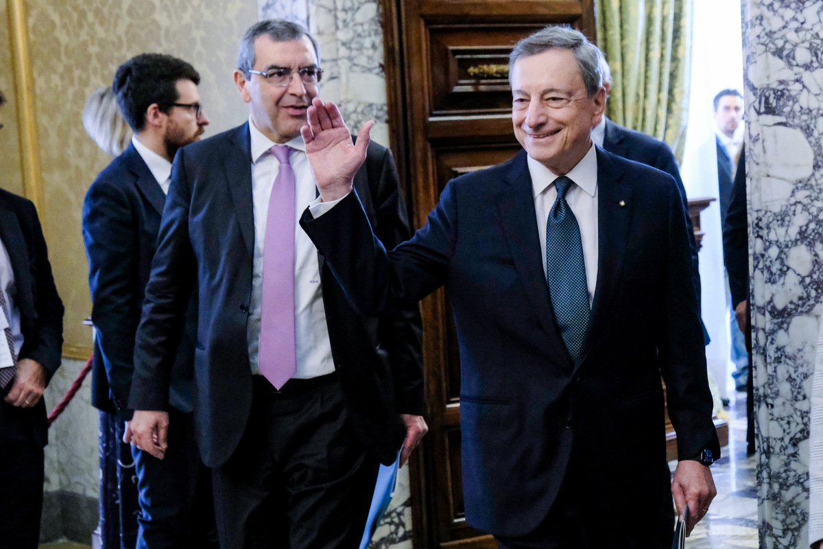 Draghi dà una sveglia all’Ue: “Bruxelles non rinvii le decisioni. Con Trump cambieranno le cose, dovremmo prenderne atto” Draghi dà una sveglia all’Ue: “Bruxelles non rinvii le decisioni. Con Trump cambieranno le cose, dovremmo prenderne atto”