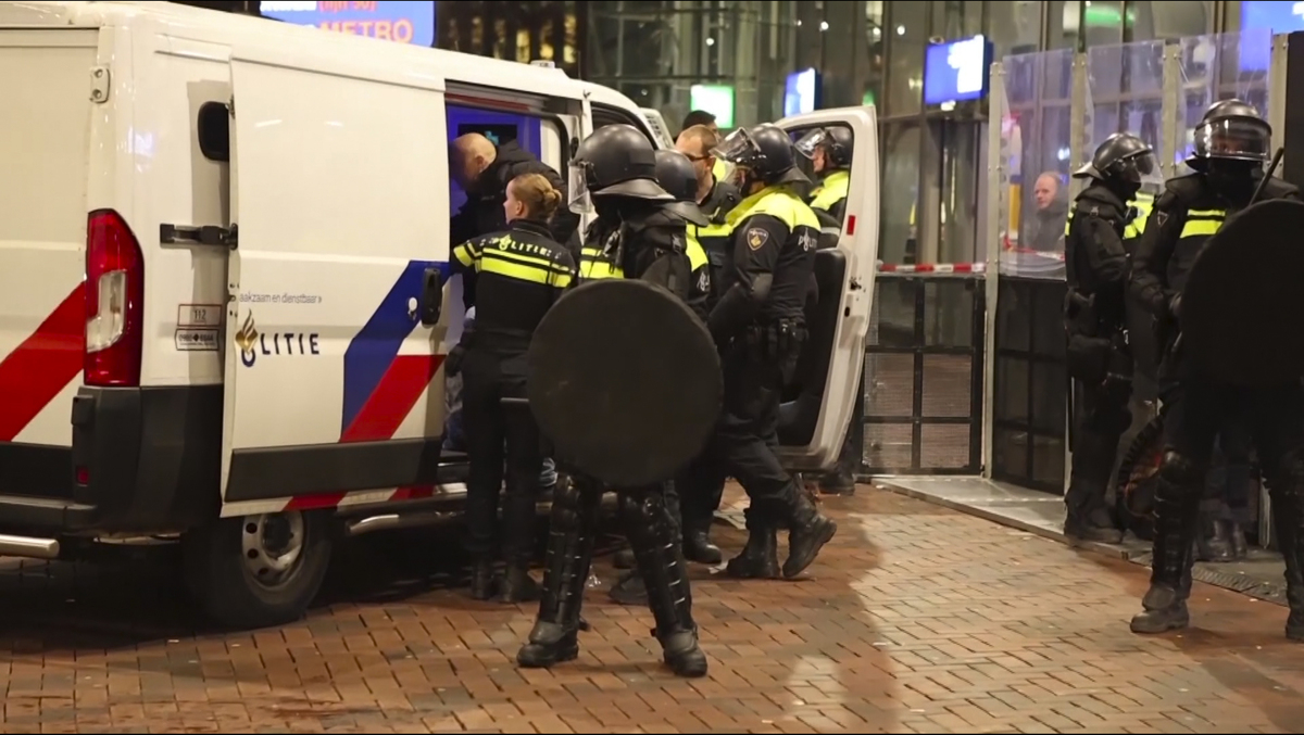 Galleria foto 'Olanda, 10 tifosi israeliani aggrediti ad Amsterdam al grido di “Palestina libera”' - foto 4