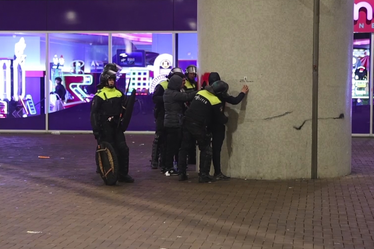 Galleria foto 'Olanda, 10 tifosi israeliani aggrediti ad Amsterdam al grido di “Palestina libera”' - foto 3