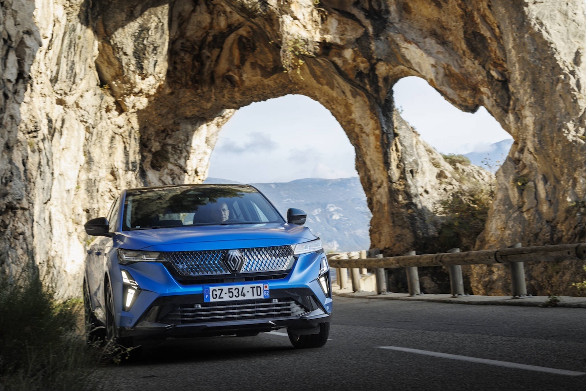 Renault  nuova Rafale E-Tech 4×4: SUV Ibrido da 300 CV con 1000 km di Autonomia