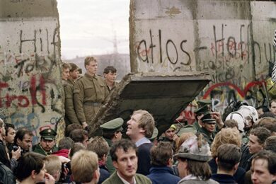 Germania, 35 anni dalla caduta del muro di Berlino. Meloni: “Viva la libertà. Mai più totalitarismi”