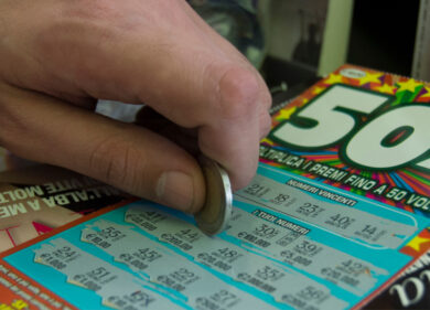 Gratta e Vinci, i trucchi per scoprire quali sono quelli vincenti. Ecco come vincere più facilmente