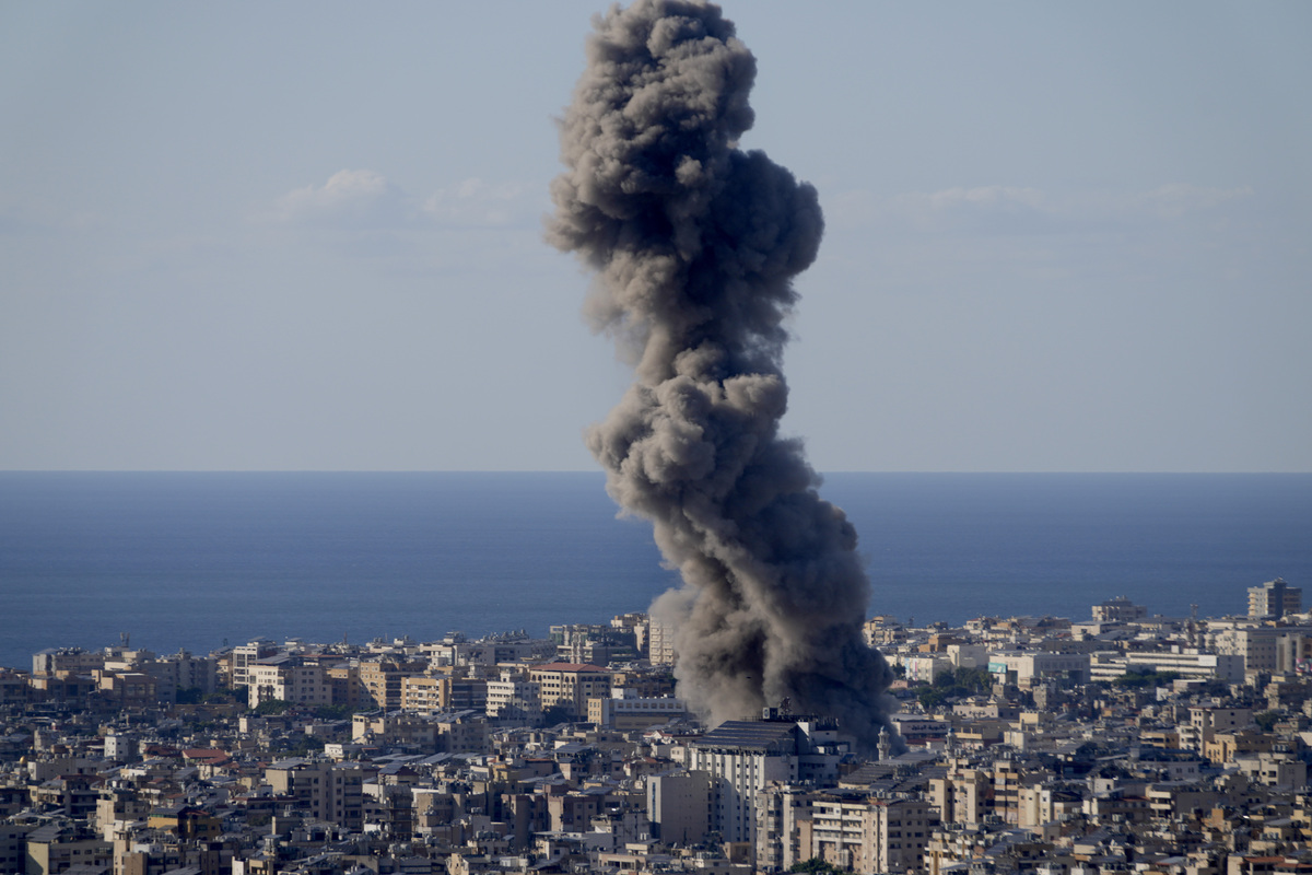 Guerra Israele, le bombe di Netanyahu su un campo profughi a Gaza: almeno sei morti Guerra Israele, le bombe di Netanyahu su un campo profughi a Gaza: almeno sei morti