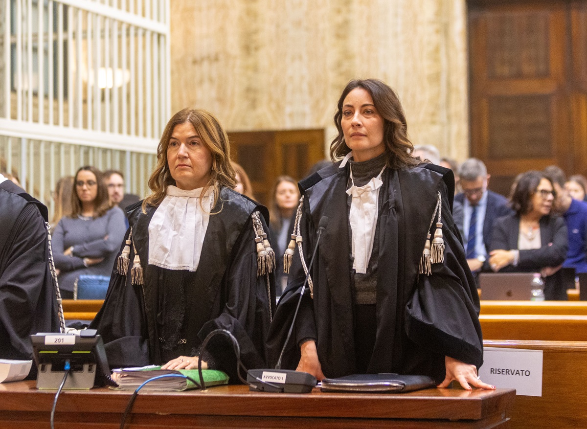 Delitto Tramontano, la mamma di Giulia in aula con la spilla della figlia uccisa. FOTO