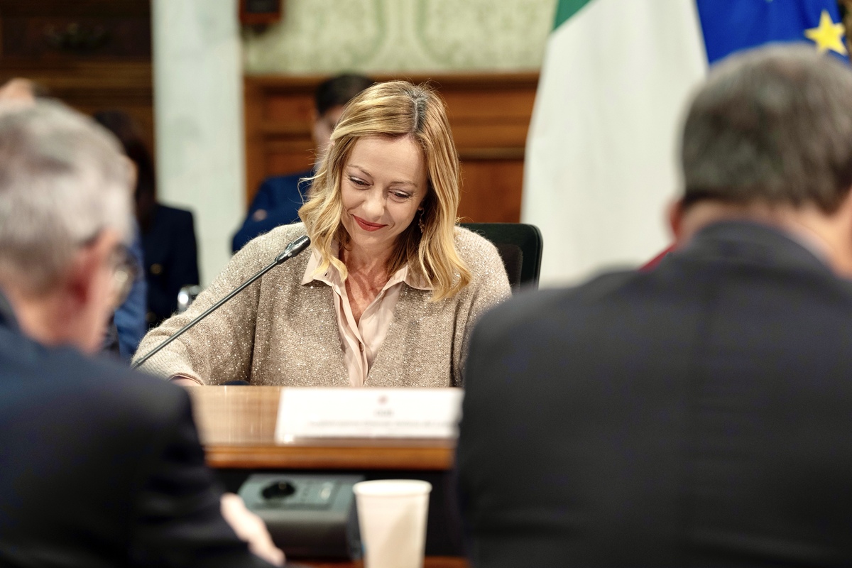 Manovra, incontro governo-sindacati dopo giorni di tensioni. Calcolatrice e Camus in dono a Meloni. E Cgil e Uil confermano lo sciopero Manovra, incontro governo-sindacati dopo giorni di tensioni. Calcolatrice e Camus in dono a Meloni. E Cgil e Uil confermano lo sciopero