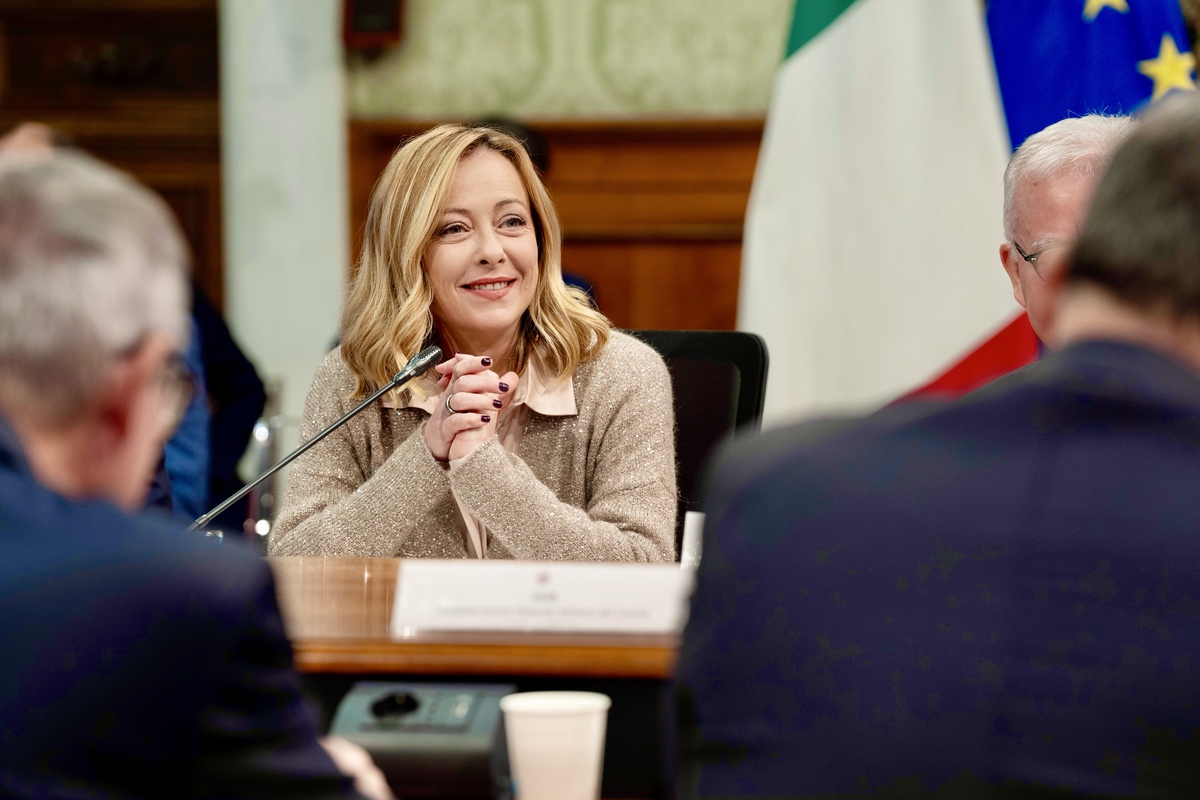 Manovra, incontro governo-sindacati dopo giorni di tensioni. Calcolatrice e Camus in dono a Meloni. E Cgil e Uil confermano lo sciopero Manovra, incontro governo-sindacati dopo giorni di tensioni. Calcolatrice e Camus in dono a Meloni. E Cgil e Uil confermano lo sciopero
