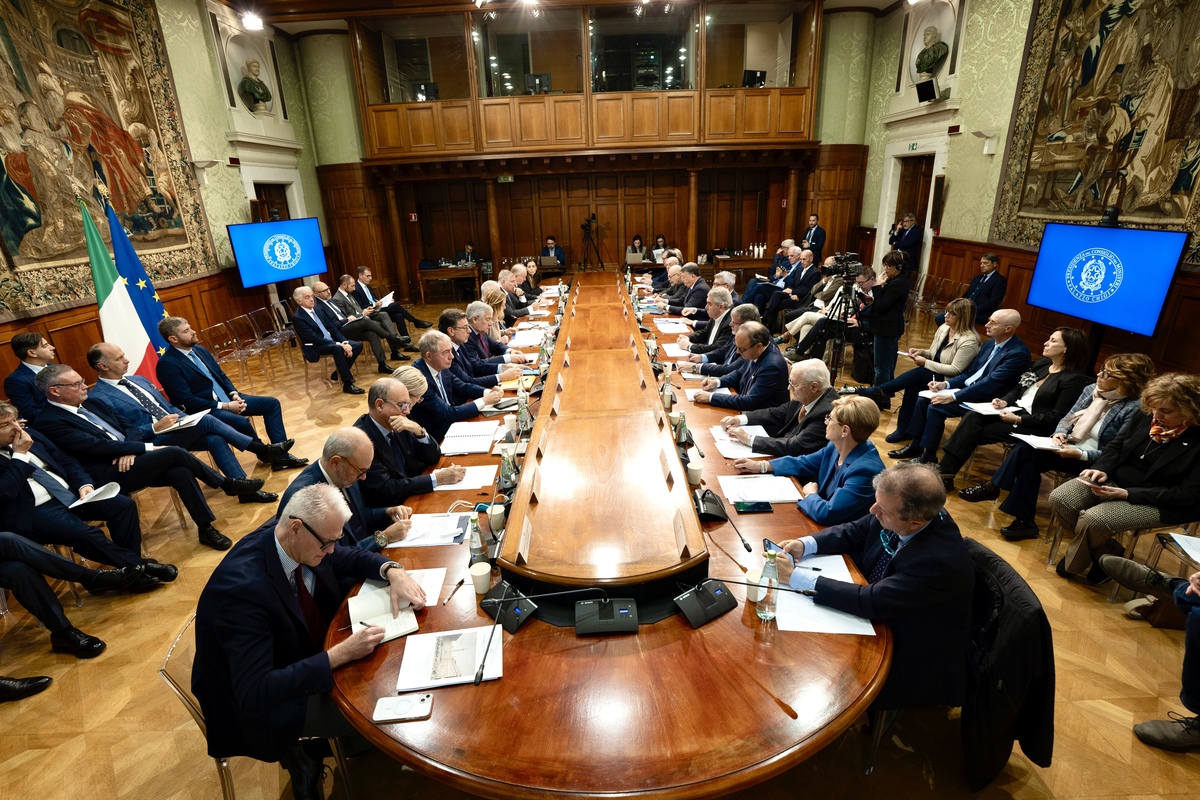 Manovra, incontro governo-sindacati dopo giorni di tensioni. Calcolatrice e Camus in dono a Meloni. E Cgil e Uil confermano lo sciopero Manovra, incontro governo-sindacati dopo giorni di tensioni. Calcolatrice e Camus in dono a Meloni. E Cgil e Uil confermano lo sciopero