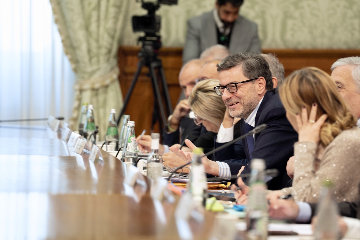 Manovra, incontro governo-sindacati dopo giorni di tensioni. Calcolatrice e Camus in dono a Meloni. E Cgil e Uil confermano lo sciopero Manovra, incontro governo-sindacati dopo giorni di tensioni. Calcolatrice e Camus in dono a Meloni. E Cgil e Uil confermano lo sciopero