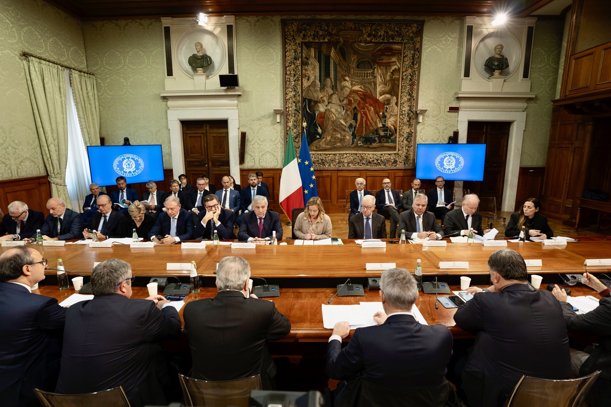 Manovra, incontro governo-sindacati dopo giorni di tensioni. Calcolatrice e Camus in dono a Meloni. E Cgil e Uil confermano lo sciopero Manovra, incontro governo-sindacati dopo giorni di tensioni. Calcolatrice e Camus in dono a Meloni. E Cgil e Uil confermano lo sciopero