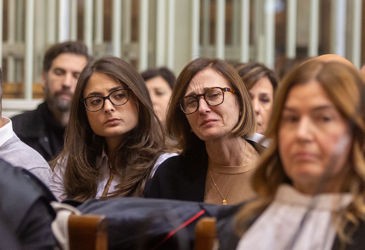 Delitto Tramontano, la mamma di Giulia in aula con la spilla della figlia uccisa. FOTO