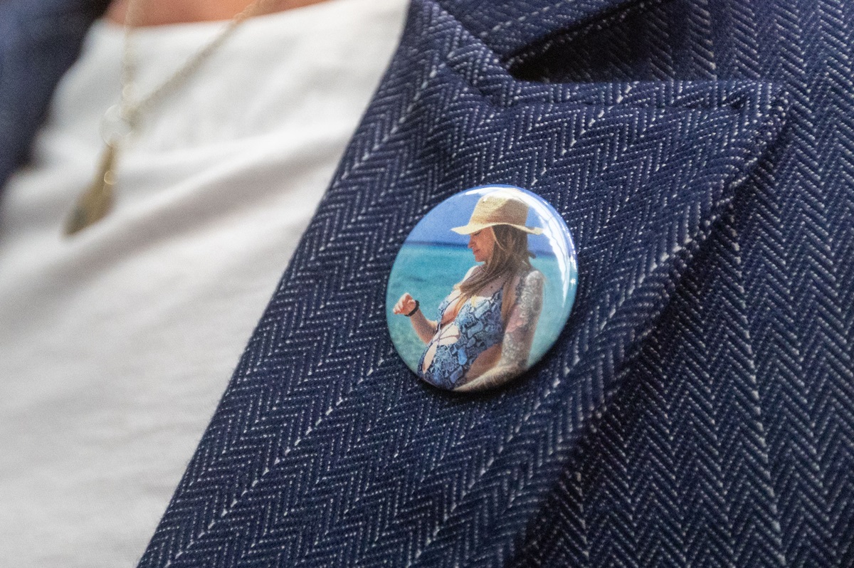 Delitto Tramontano, la mamma di Giulia in aula con la spilla della figlia uccisa. FOTO