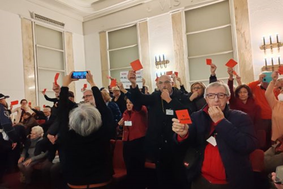 San Siro, protesta con fischietti e cartellini rossi a Palazzo Marino San Siro, protesta con fischietti e cartellini rossi a Palazzo Marino