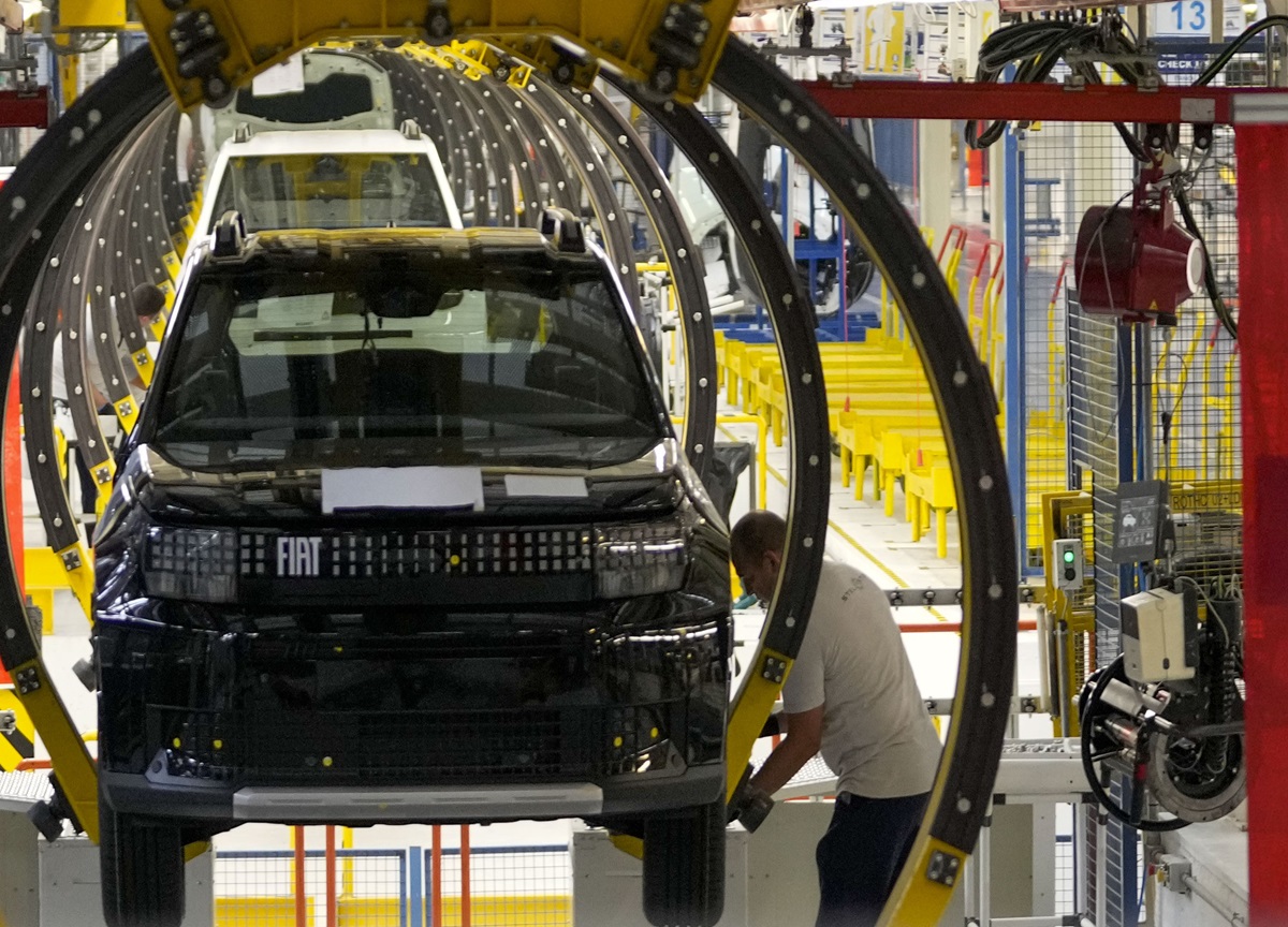 Stellantis e concorrenza cinese, sprofonda il mercato italiano dell’automotive: a rischio 50mila posti di lavoro Stellantis e concorrenza cinese, sprofonda il mercato italiano dell’automotive: a rischio 50mila posti di lavoro
