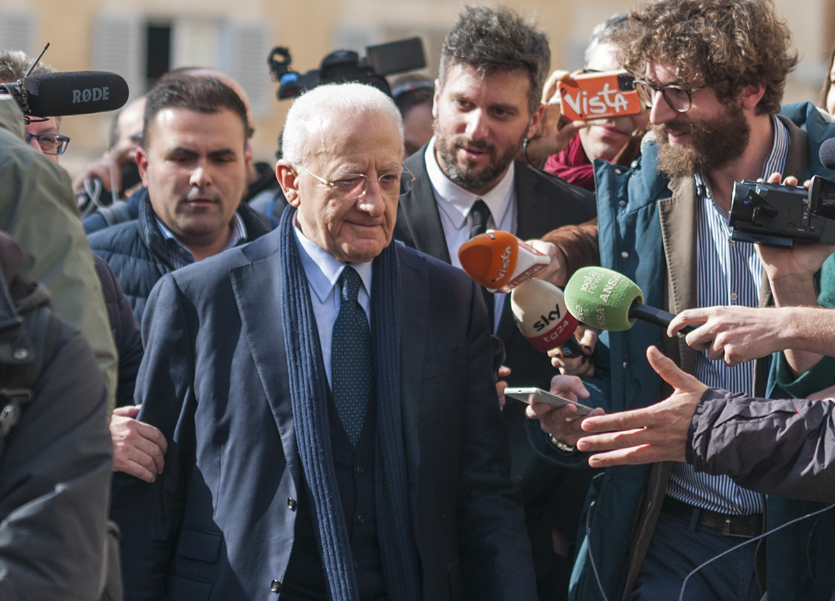 Galleria foto 'Campania, respinta la sfiducia a De Luca. Il presidente prepara la campagna elettorale per il terzo mandato (ma si dimentica di morti e armi)' - foto 1