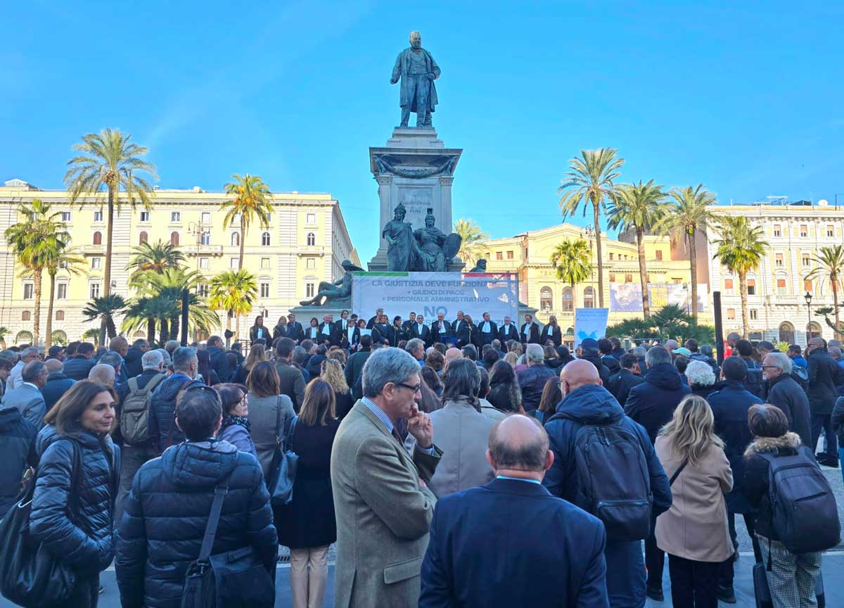 Giudici di Pace, Roma da ridere: 56 in servizio ma ne soni previsti 210. Gli avvocati romani in piazza: “Giustizia certa per i cittadini” Giudici di Pace, Roma da ridere: 56 in servizio ma ne soni previsti 210. Gli avvocati romani in piazza: “Giustizia certa per i cittadini”