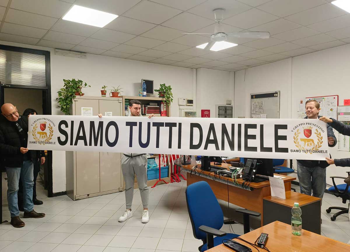 Roma, si fermano i vigili urbani: “Siamo tutti Daniele Virgili”. I sindacati: “La protesta si estenda a tutta Italia” Roma, si fermano i vigili urbani: “Siamo tutti Daniele Virgili”. I sindacati: “La protesta si estenda a tutta Italia”