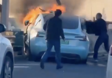 Tesla, trappola di fuoco: l’auto si incendia e le porte restano bloccate. Quattro ragazzi bruciati vivi