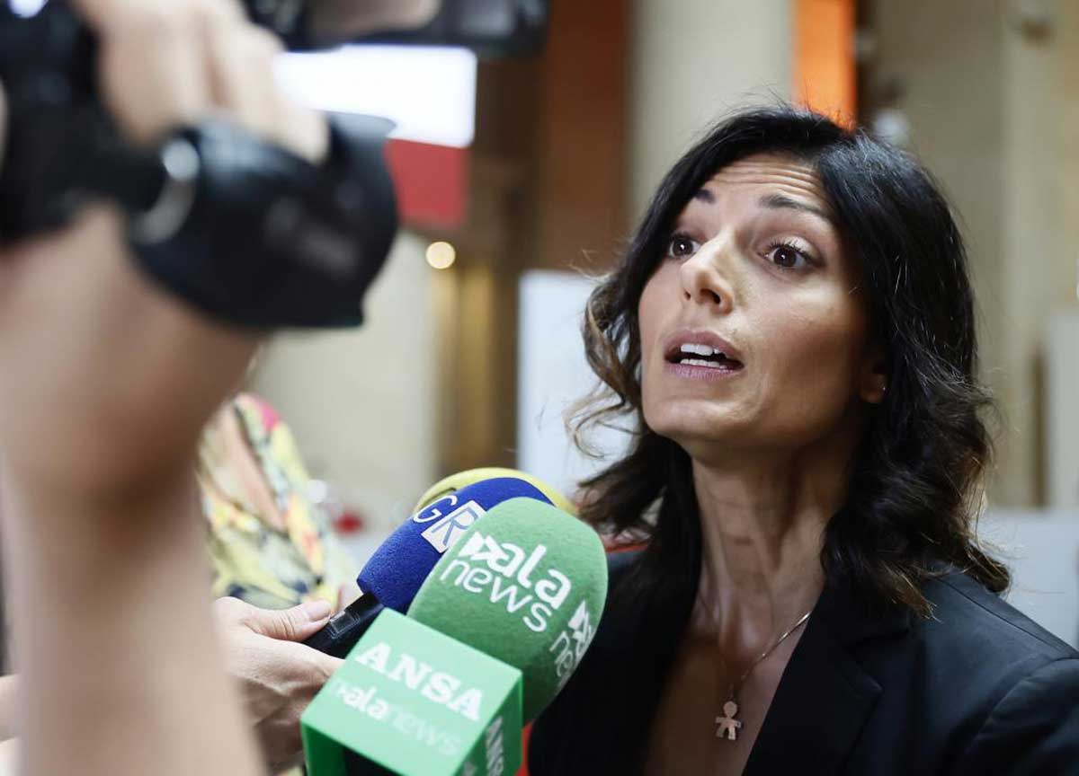 Virginia Raggi denuncia lo stalker 82enne, voleva essere suo padre. L’ex sindaca seguita ovunque dal pensionato Virginia Raggi denuncia lo stalker 82enne, voleva essere suo padre. L’ex sindaca seguita ovunque dal pensionato