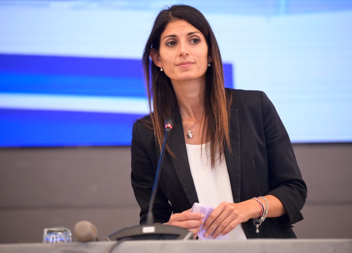 Virginia Raggi denuncia lo stalker 82enne, voleva essere suo padre. L’ex sindaca seguita ovunque dal pensionato Virginia Raggi denuncia lo stalker 82enne, voleva essere suo padre. L’ex sindaca seguita ovunque dal pensionato
