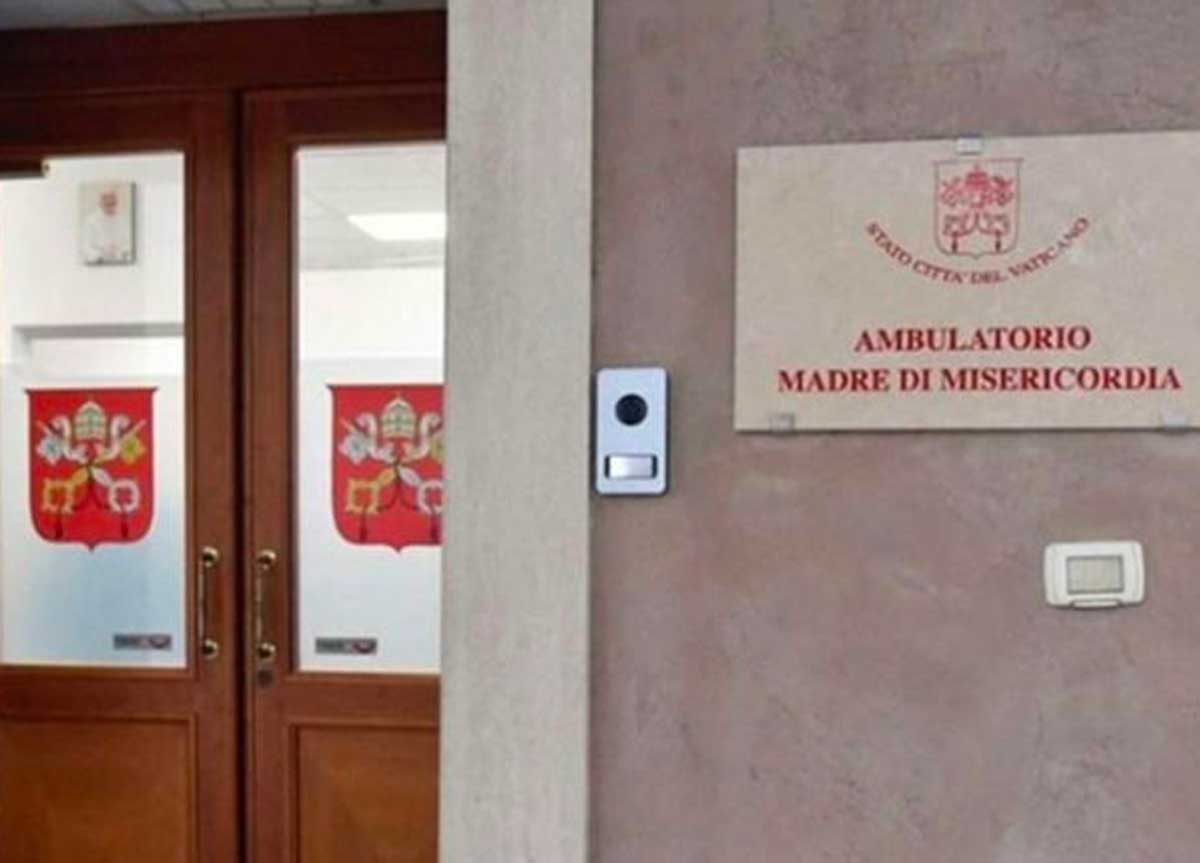 Sanità negata ai clochard, la Sante Sede pensa agli “ultimi”: fisioterapia nell’ambulatorio con medici Unicamillus e terapie gratis
