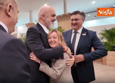 Cop29, Meloni incontra all’improvviso Edi Rama: il caloroso abbraccio e mano sulla testa