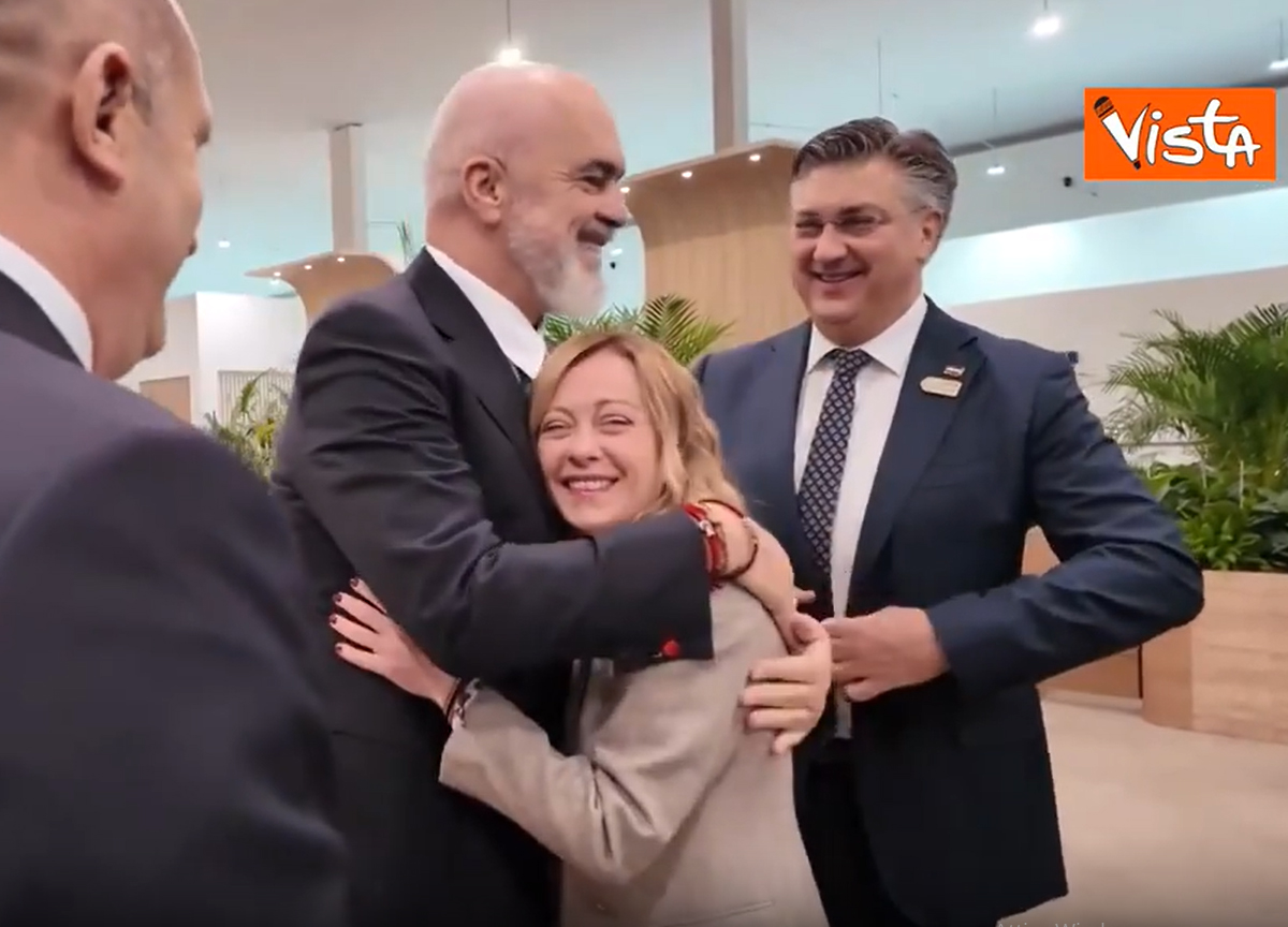 Cop29, Meloni incontra all’improvviso Edi Rama: il caloroso abbraccio e mano sulla testa Cop29, Meloni incontra all’improvviso Edi Rama: il caloroso abbraccio e mano sulla testa