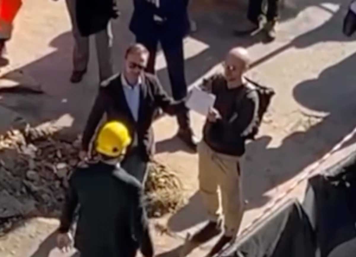 Roma e Giubileo: Gualtieri divulgatore paparazzato da un palazzo di viale Angelico. Per i super video social usa il gobbo Roma e Giubileo: Gualtieri divulgatore paparazzato da un palazzo di viale Angelico. Per i super video social usa il gobbo