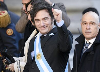 Argentina, la drastica formula di Milei funziona davvero: inflazione finalmente in calo. Ma non è tutto oro quel che luccica