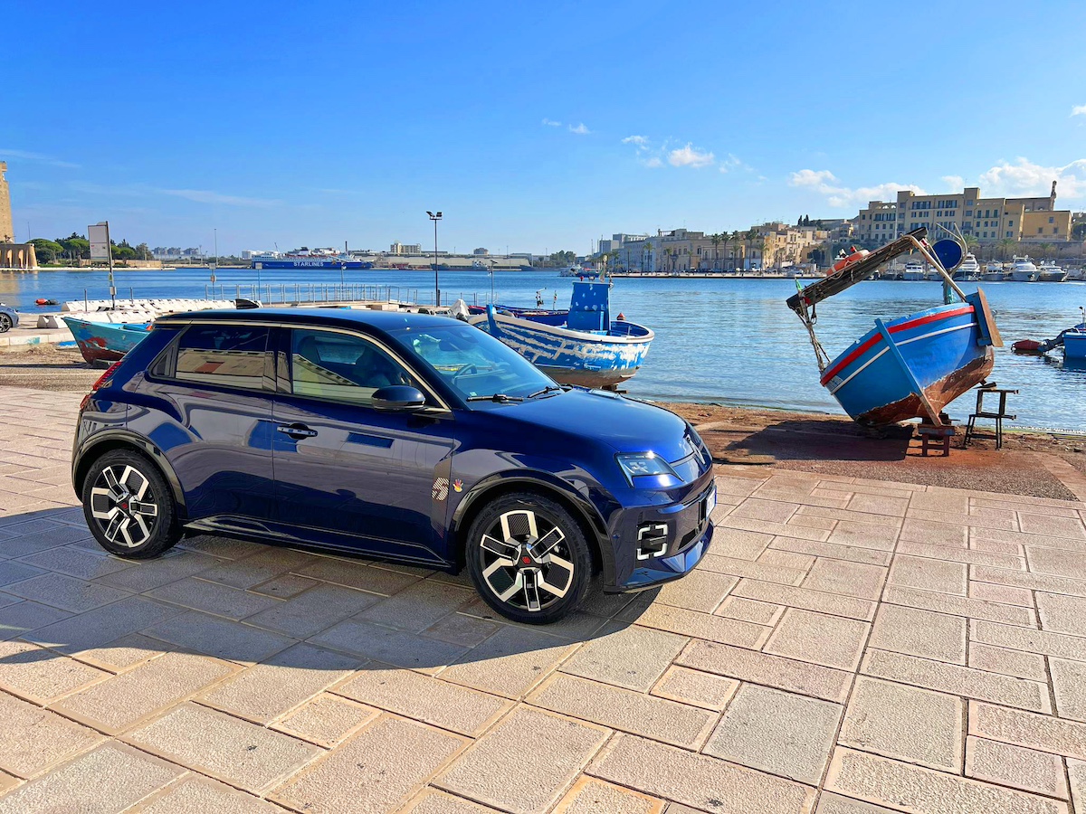 R5 INVA5ION: la nuova Renault R5 conquista l’Italia con stile e ironia R5 INVA5ION: la nuova Renault R5 conquista l’Italia con stile e ironia