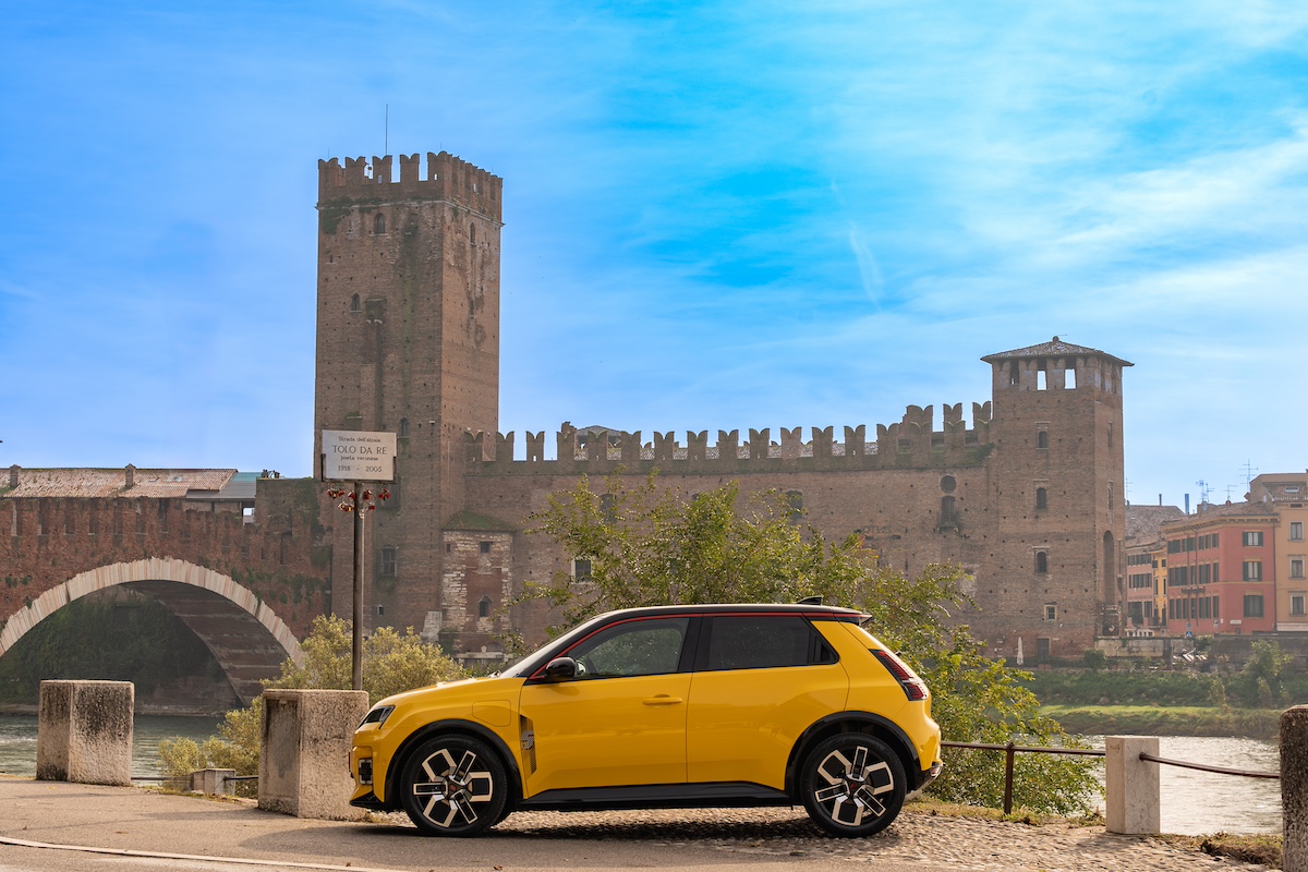 R5 INVA5ION: la nuova Renault R5 conquista l’Italia con stile e ironia R5 INVA5ION: la nuova Renault R5 conquista l’Italia con stile e ironia
