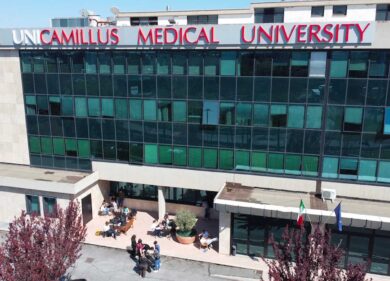 Sanità negata ai clochard, la Sante Sede pensa agli “ultimi”: fisioterapia nell’ambulatorio con medici Unicamillus e terapie gratis