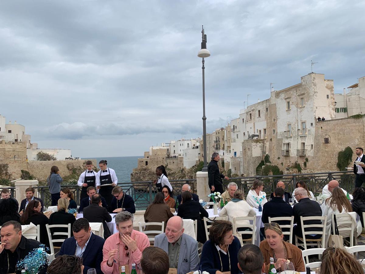 Polignano a Mare, pranzo RECORD sul ponte con i T.O. da tutto il mondo Polignano a Mare, pranzo RECORD sul ponte con i T.O. da tutto il mondo