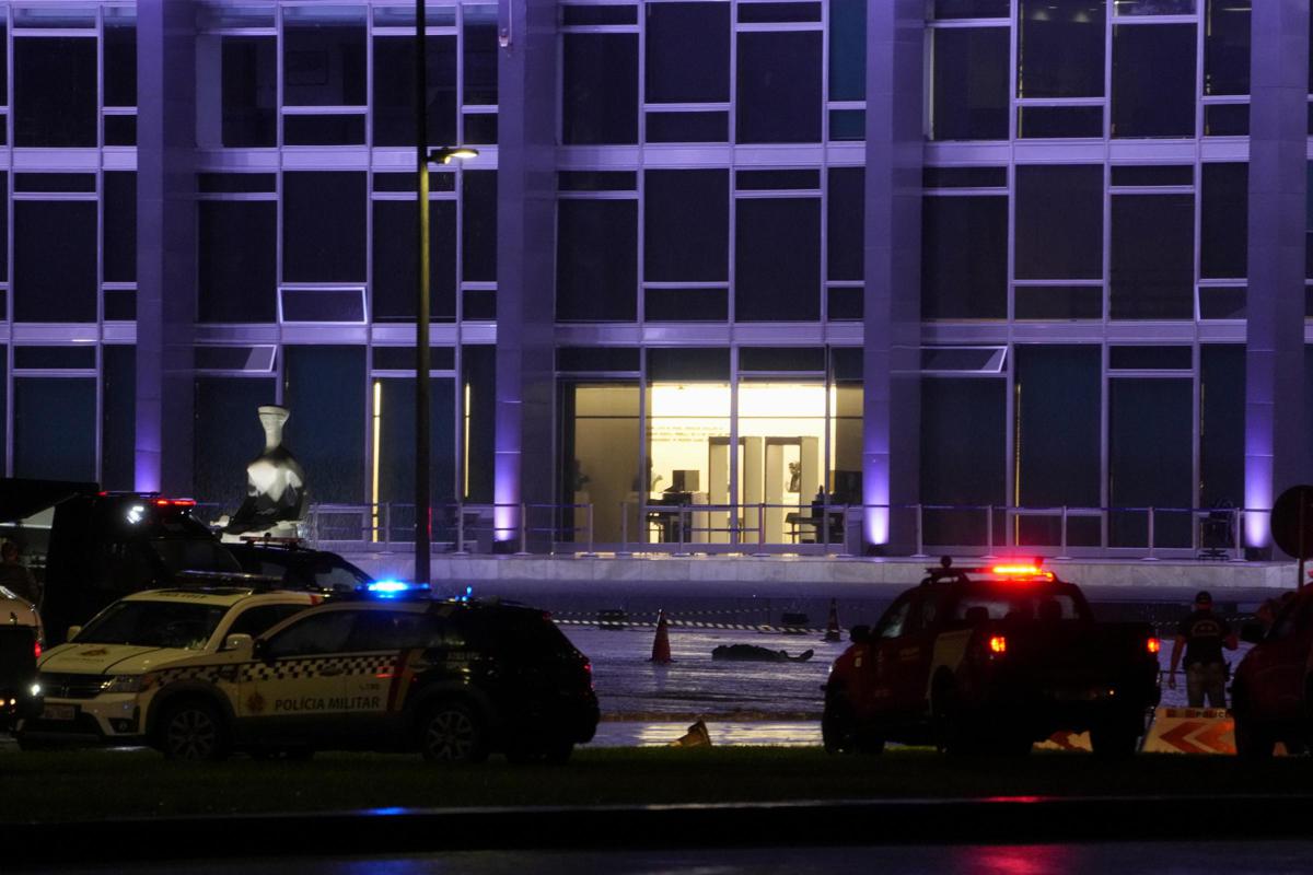 Attacco bomba a Brasilia a pochi giorni dal vertice del G20. Morto l’attentatore: era stato candidato di Bolsonaro Attacco bomba a Brasilia a pochi giorni dal vertice del G20. Morto l’attentatore: era stato candidato di Bolsonaro