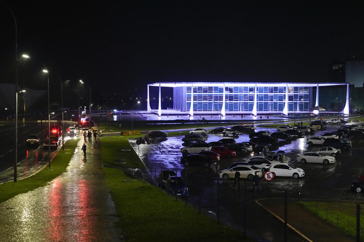 Attacco bomba a Brasilia a pochi giorni dal vertice del G20. Morto l’attentatore: era stato candidato di Bolsonaro Attacco bomba a Brasilia a pochi giorni dal vertice del G20. Morto l’attentatore: era stato candidato di Bolsonaro