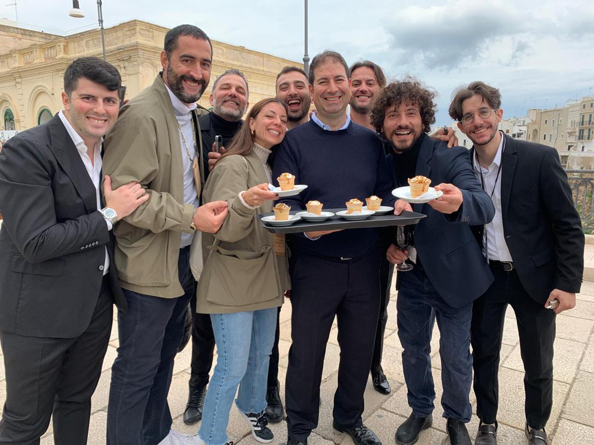 Polignano a Mare, pranzo RECORD sul ponte con i T.O. da tutto il mondo Polignano a Mare, pranzo RECORD sul ponte con i T.O. da tutto il mondo