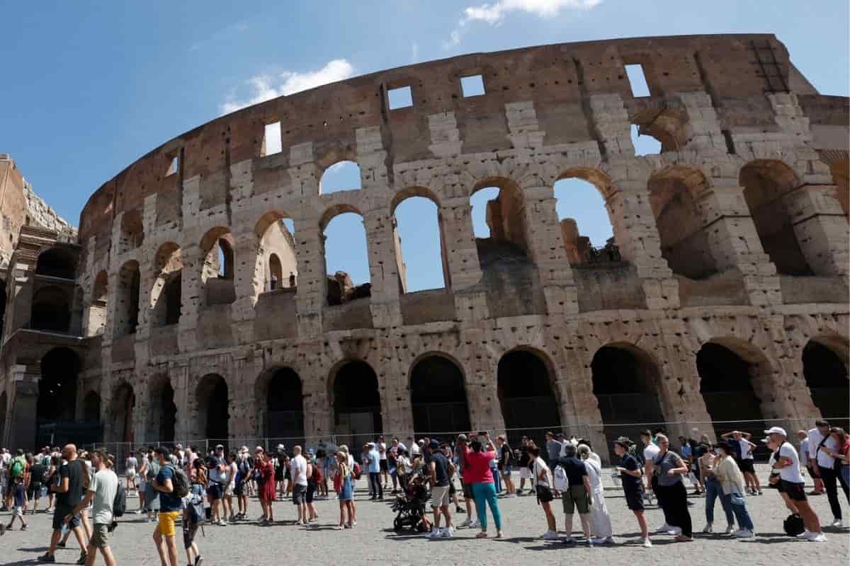 Turisti gladiatori al Colosseo: Airbnb e il Parco Archeologico vogliono trasformarlo in un parco a tema. Così si calpesta la storia Turisti gladiatori al Colosseo: Airbnb e il Parco Archeologico vogliono trasformarlo in un parco a tema. Così si calpesta la storia