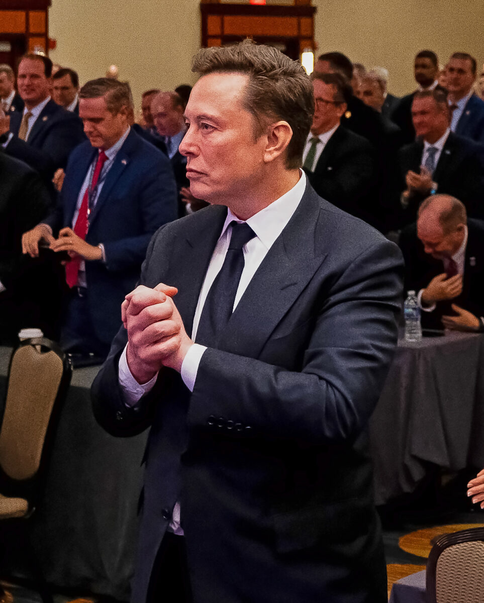 Arnault fa causa a Musk che “non paga per gli articoli su X dei giornali francesi”. Sfida in tribunale tra miliardari