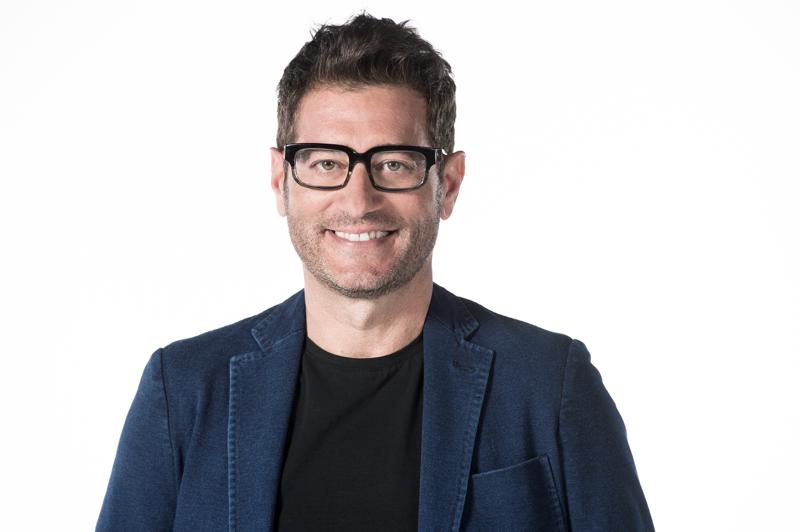 Enrico Papi, la Pop Media Production non decolla: i debiti schizzano da 128mila euro ad oltre 2,8 milioni di euro 