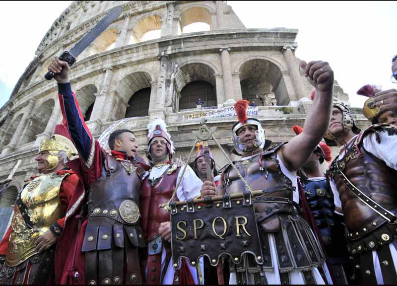 Turisti gladiatori al Colosseo: Airbnb e il Parco Archeologico vogliono trasformarlo in un parco a tema. Così si calpesta la storia Turisti gladiatori al Colosseo: Airbnb e il Parco Archeologico vogliono trasformarlo in un parco a tema. Così si calpesta la storia