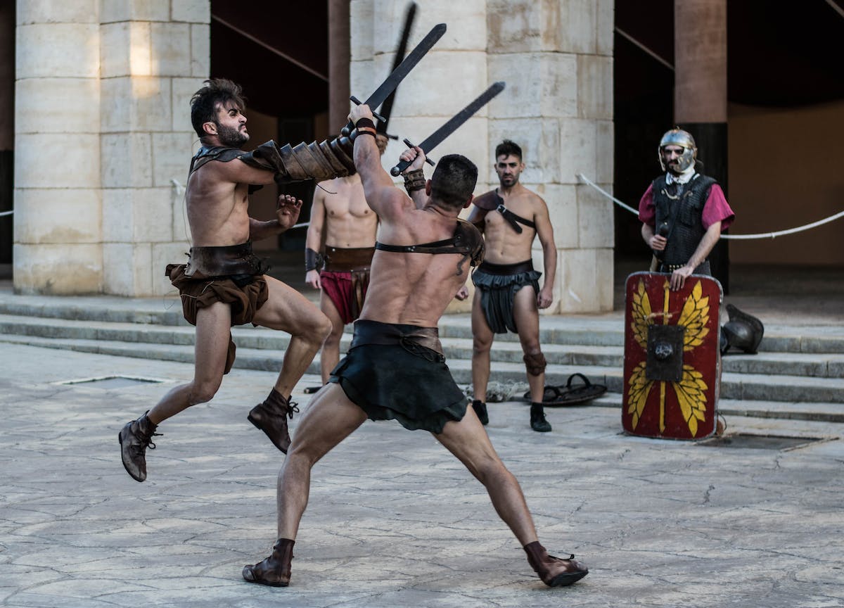 Turisti gladiatori al Colosseo: Airbnb e il Parco Archeologico vogliono trasformarlo in un parco a tema. Così si calpesta la storia Turisti gladiatori al Colosseo: Airbnb e il Parco Archeologico vogliono trasformarlo in un parco a tema. Così si calpesta la storia